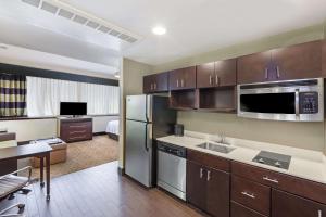 uma cozinha com electrodomésticos de aço inoxidável num quarto em Homewood Suites Dallas Downtown em Dallas
