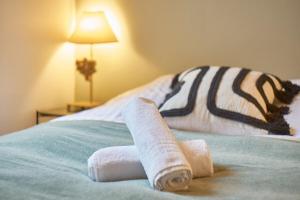 - deux serviettes sur un lit dans l'établissement Charmant cocon lyonnais Sathonay-Terreaux, à Lyon