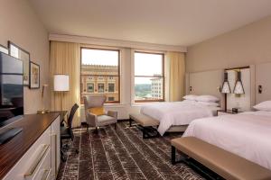 Postel nebo postele na pokoji v ubytování Doubletree By Hilton Youngstown Downtown