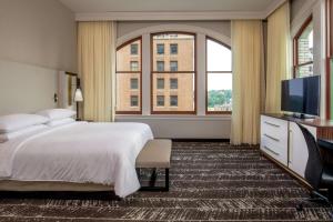 Postel nebo postele na pokoji v ubytování Doubletree By Hilton Youngstown Downtown