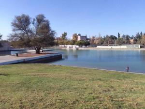 una persona de pie junto a un gran cuerpo de agua en Suite Privada en Mendoza