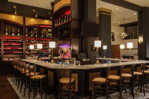 Lounge nebo bar v ubytování Doubletree By Hilton Youngstown Downtown
