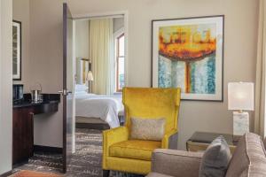 Postel nebo postele na pokoji v ubytování Doubletree By Hilton Youngstown Downtown