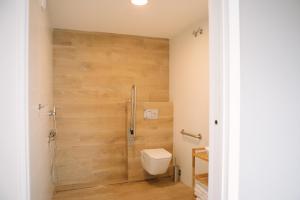 een badkamer met een douche en een toilet bij Agroturismo Montefrío in Urnieta