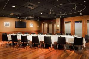 uma sala de conferências com uma grande mesa branca e cadeiras em Hilton Providence em Providence