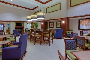 a restaurant with a dining room with tables and chairs at Hampton Inn and Suites Fredericksburg South in Fredericksburg