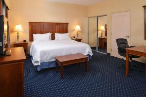 Cette chambre comprend un lit et un bureau. dans l'établissement Hampton Inn and Suites Fredericksburg South, à Fredericksburg