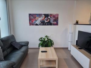 sala de estar con sofá y mesa de centro en Maisonnette entièrement rénovée, en Givet