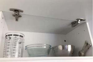 a shelf in a kitchen with two bowls and a sink at Le Jean Moulin - Bords de Saône in Caluire-et-Cuire