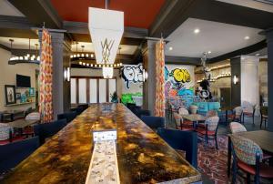 een grote houten tafel in een restaurant met stoelen bij Hampton Inn and Suites Austin University Capitol in Austin