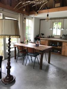 cocina con mesa de madera y lámpara en Mamas Cabin en Laag-Soeren