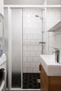 ein Bad mit einer Dusche und einem Waschbecken in der Unterkunft Cosy place next to trendy Kalamaja and Old Town in Tallinn