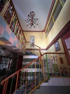 a spiral staircase in a building with a chandelier at Olivos Habitación cuádruple in Tequisquiapan