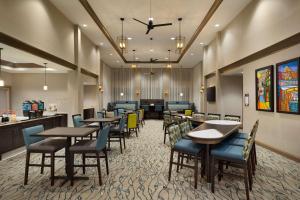 un restaurante con mesas y sillas y un bar en Homewood Suites By Hilton Southaven, en Southaven