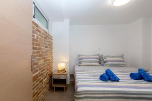 コルフ・タウンにあるVolto Suitesのベッドルーム1室(青い枕のベッド1台付)