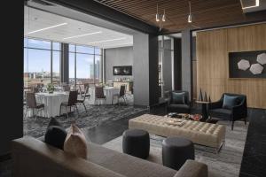 Uma área de estar em AC Hotel by Marriott Columbus Downtown