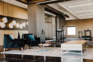Uma área de estar em AC Hotel by Marriott Columbus Downtown