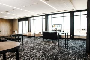 Uma área de estar em AC Hotel by Marriott Columbus Downtown