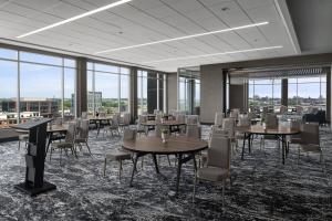 Um restaurante ou outro lugar para comer em AC Hotel by Marriott Columbus Downtown