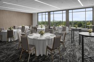 Um restaurante ou outro lugar para comer em AC Hotel by Marriott Columbus Downtown