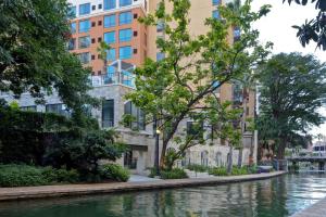 サンアントニオにあるHome2 Suites By Hilton San Antonio Riverwalkの高層建築物前の川