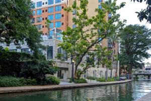 um rio em frente a edifícios altos em Home2 Suites By Hilton San Antonio Riverwalk em San Antonio