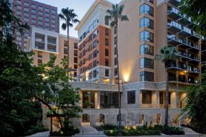 サンアントニオにあるHome2 Suites By Hilton San Antonio Riverwalkの椰子の木造建築