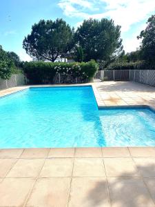 una piscina de agua azul en un patio en A Sainte marguerite, en Niza