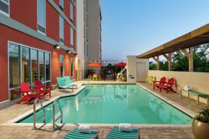 een zwembad met stoelen en een gebouw bij Home2 Suites By Hilton Brandon Tampa in Tampa