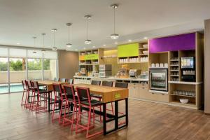 Home2 Suites By Hilton Brandon Tampa的厨房或小厨房