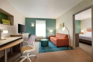 Home2 Suites By Hilton Brandon Tampa客房内的一张或多张床位