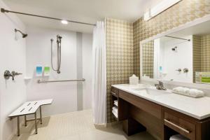 坦帕Home2 Suites By Hilton Brandon Tampa的带水槽和淋浴的浴室