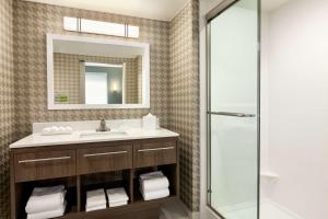 Home2 Suites By Hilton Brandon Tampa的一间浴室