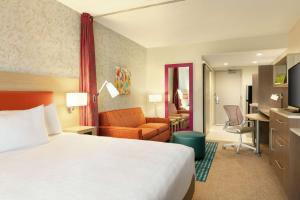 een hotelkamer met een bed en een woonkamer bij Home2 Suites By Hilton Brandon Tampa in Tampa