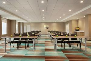 Home2 Suites By Hilton Brandon Tampa餐厅或其他用餐的地方
