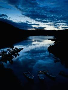 due barche sedute su un lago di notte di Club Tadoussac a Tadoussac