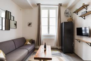 - un salon avec un canapé et une table dans l'établissement Joli 2 pers- Croix Rousse-Chartreux, à Lyon