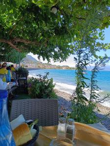 een tafel met een kom eten op het strand bij Mare e Monti2 in Agios Konstantinos Fthiotida