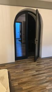 een open deur naar een kamer met een houten vloer bij N’Kanu in Rrëshen
