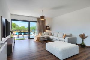 Istumisnurk majutusasutuses Villa Artsi with heated pool and 5 bedrooms