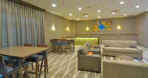 Embassy Suites by Hilton Denver Central Park的休息区