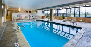 丹佛Embassy Suites by Hilton Denver Central Park的建筑物内有蓝色水的大型游泳池