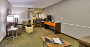 Embassy Suites by Hilton Denver Central Park的电视和/或娱乐中心
