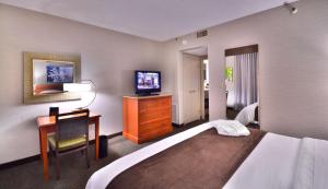 Embassy Suites by Hilton Denver Central Park客房内的一张或多张床位