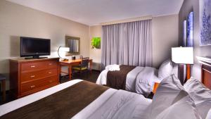 Embassy Suites by Hilton Denver Central Park的电视和/或娱乐中心