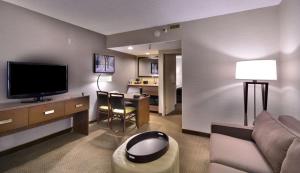 Embassy Suites by Hilton Denver Central Park的电视和/或娱乐中心