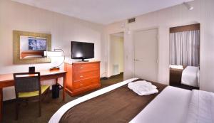 Embassy Suites by Hilton Denver Central Park的电视和/或娱乐中心