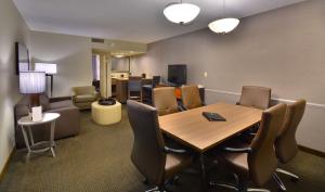 Embassy Suites by Hilton Denver Central Park的电视和/或娱乐中心