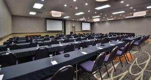 Embassy Suites by Hilton Denver Central Park商务区和/或会议室