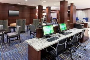 een vergaderzaal met 2 computers op een bureau bij Courtyard by Marriott Dallas Plano/Richardson in Plano